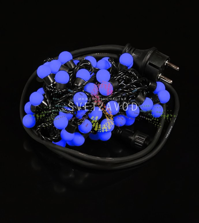Крупный план синей светодиодной гирлянды типа шарики диаметром 15 мм на черном ПВХ-шнуре длиной 10 метров, с видимым блоком питания 220В.