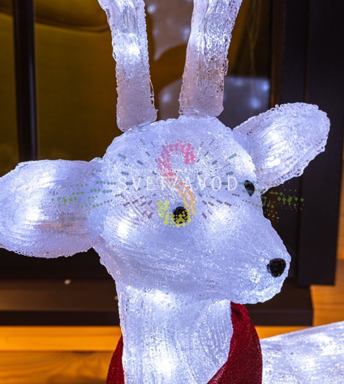 Детальное фото акриловой 3D фигуры Олень с 200 светодиодами. Видны металлический каркас, качество акрила и блок питания 31В. Фигура установлена для демонстрации.