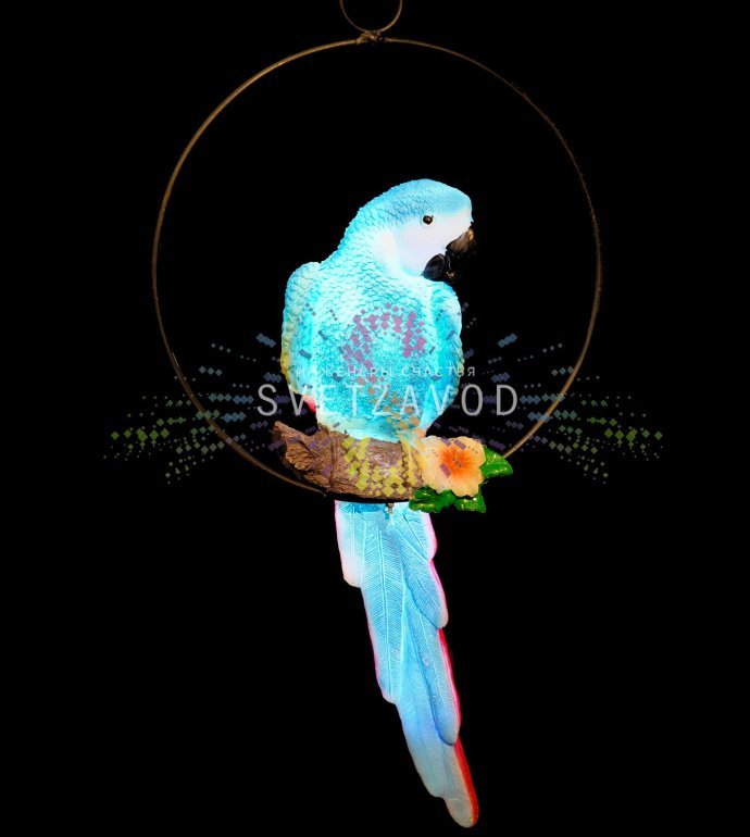 Детальное фото набора светодиодных фигур Попугаев из белого стекловолокна с яркой разноцветной светодиодной подсветкой в вечернем саду.