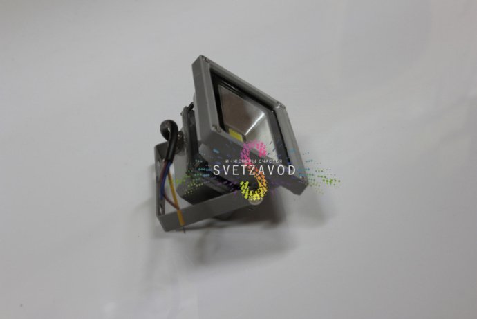 Детальное фото синего светодиодного прожектора 10Вт 220В. Виден металлический серый корпус, поворотный механизм, стеклянный рассеиватель и крепление для накладного монтажа.