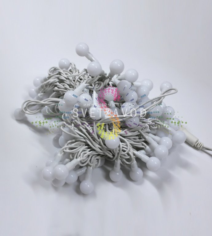 Детальное фото гирлянды Шарики: 100 светодиодных шаров RGB на белом каучуковом кабеле длиной 15 метров, степень защиты IP65.