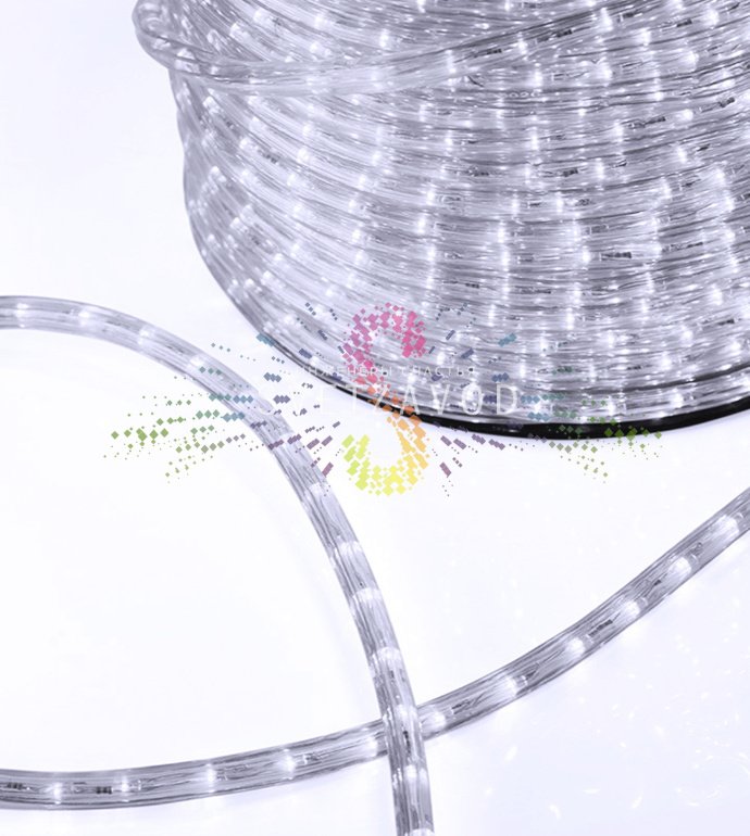 Крупный план светодиодного дюралайта 13мм 220В с эффектом FLASH (мерцает каждый 6-й диод), видна структура прозрачной ПВХ-трубки и светодиодов внутри.