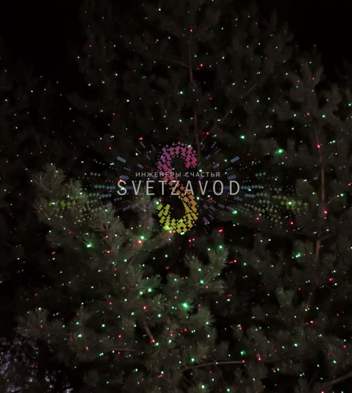 Лазерный проектор Garden X-30 Premium (X-38) в работе, создает зеленые и красные лазерные узоры анимации 'Светлячок' на стене, установлен на грунтовом основании.