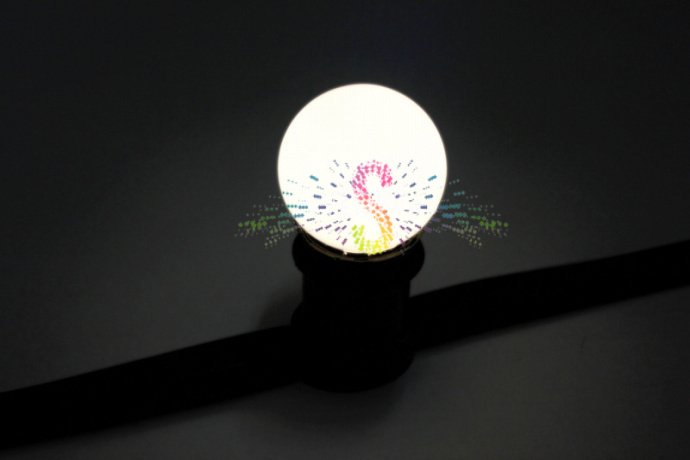 Крупный план белой декоративной LED лампы E27 SBL-1014 с матовой пластиковой колбой диаметром 45 мм и цоколем.