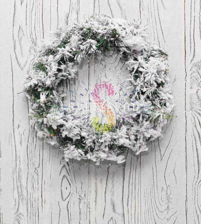 Детальное фото рождественского елового венка Neon-Night арт. SEL-387. Видны реалистичные заснеженные ветки из ПВХ зеленого цвета.