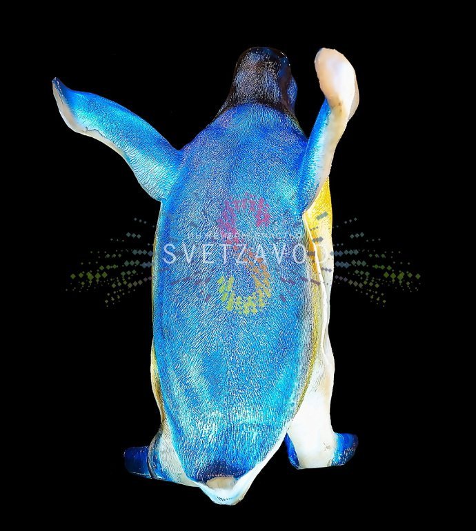 Детальное фото светодиодной фигуры Пингвиненок из стекловолокна. Видны текстура материала, яркая внутренняя LED-подсветка и устойчивое основание.