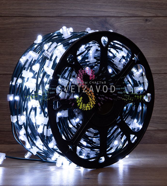 Крупный план светодиодного Клип Лайта 12В: зеленый ПВХ кабель, светодиоды DIP в защитных колпачках, демонстрация мерцающего эффекта холодного белого свечения.