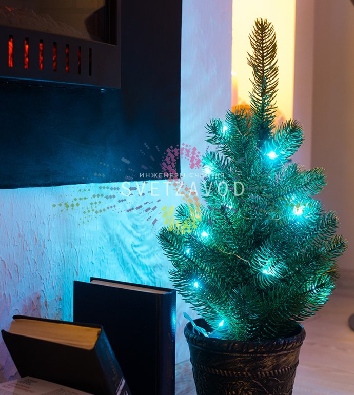 Детальное фото искусственной ели Neon-Night: литые ветки с тщательно проработанной хвоей, пластиковый бронзовый горшок, общий размер 45 см.