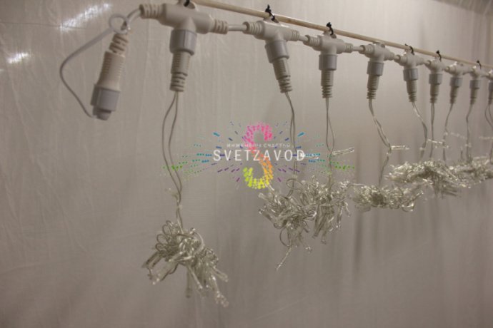 Детальное изображение светодиодного дождя: видны горизонтальный шлейф 2м, 20 вертикальных нитей по 3м, черный провод ПВХ и светодиоды с эффектом мерцания.