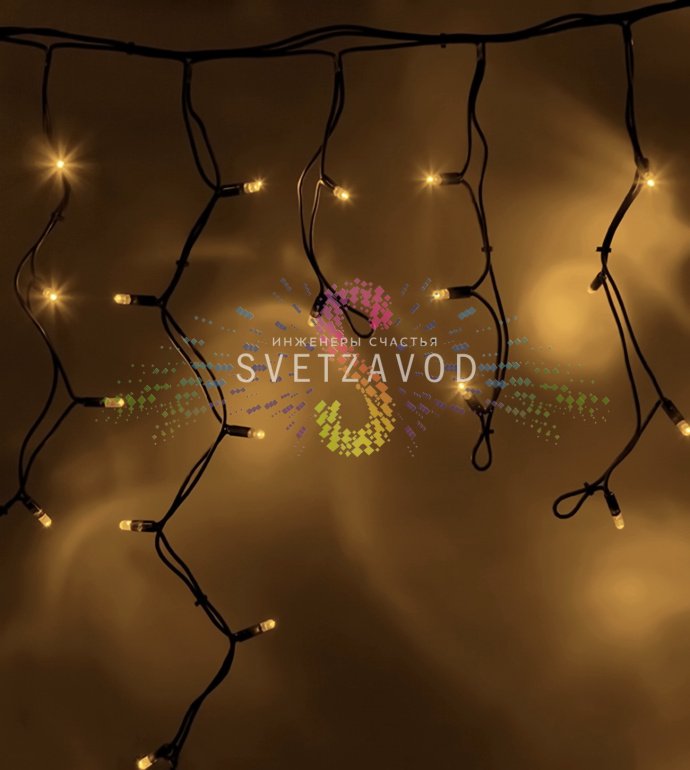 Детальное фото светодиодной бахромы Айсикл: горизонтальная шина 5.6 м с вертикальными нитями разной длины, черный каучуковый провод, светодиоды с защитными колпачками.