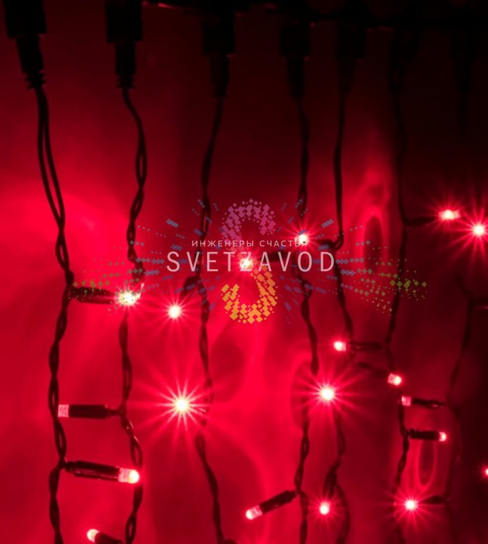 Детальное фото светодиодного дождя 2х1,5м: видны горизонтальный шлейф, 20 вертикальных нитей с красными светодиодами, черный ПВХ провод, коннекторы для соединения.