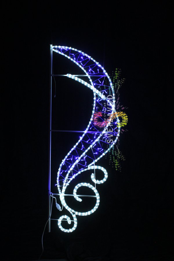 Детальное фото светодиодной консоли Парус размером 150 на 55 см с белым и синим свечением, установленной на улице.