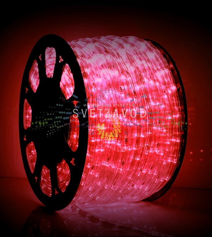 Крупный план светодиодного дюралайта диаметром 13 мм с красными светодиодами, демонстрирующий герметичную прозрачную оболочку и равномерное свечение.