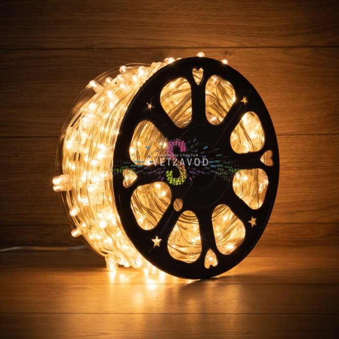 Крупный план светодиодной гирлянды Клип Лайт 12В с эффектом мерцания, прозрачным ПВХ-кабелем, защитными колпачками на диодах и степенью защиты IP65. Крупный план светодиодной гирлянды Клип Лайт 12В с эффектом мерцания, прозрачным ПВХ-кабелем, защитными колпачками на диодах и степенью защиты IP65.