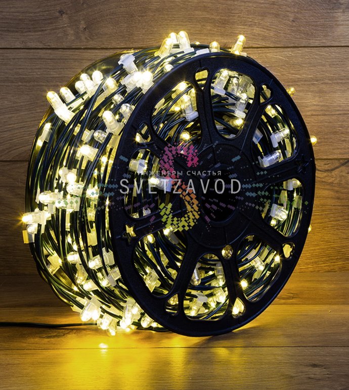 Крупный план светодиодной гирлянды Клип Лайт 12В с защитными колпачками, теплый белый свет, провод ПВХ темно-зеленого цвета.