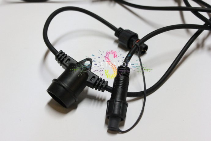 Детальное фото гирлянды Белт Лайт: черный каучуковый кабель, патроны E27 с шагом 50 см, фиксирующие элементы, степень защиты IP65.