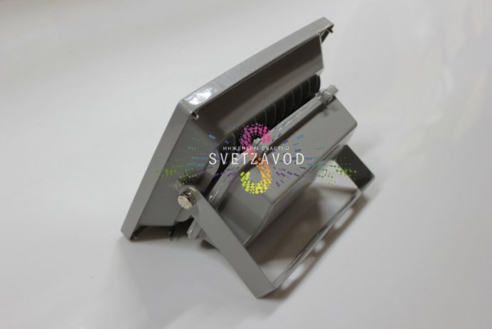 Крупный план светодиодного прожектора мощностью 30Вт в сером алюминиевом корпусе со степенью защиты IP65 для уличного использования.