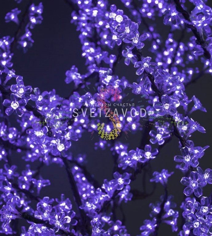 Детальное фото светодиодного дерева Сакура: коричневый ствол, 36 ветвей с 972 фиолетовыми светодиодами, установлено на улице.