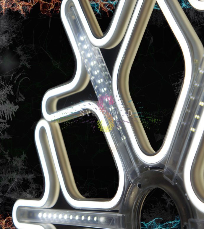 Крупный план светодиодной снежинки из неона на пластиковом каркасе, демонстрирующий эффект тающих сосулек и степень защиты IP65 для уличного использования.