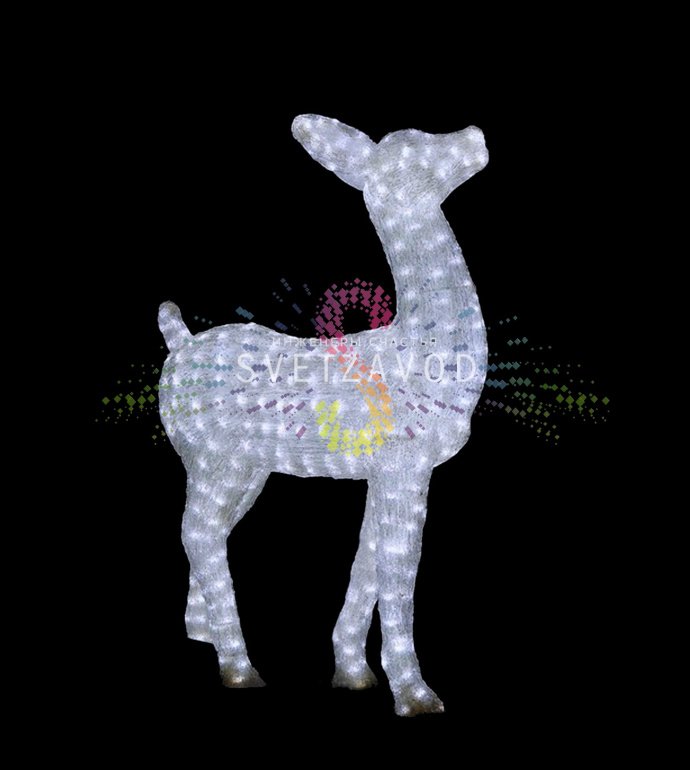 Детальное фото акриловой 3D фигуры Олененок благородный белого цвета с равномерной светодиодной подсветкой 1800 LED, установленной на улице.