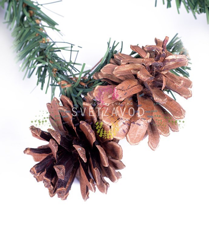 Детальное фото елового шлейфа Neon-Night: видна структура из 220 гибких веток ПВХ с иголками 0.07 мм и 14 декоративных шишек, демонстрируется длина 2,7 м и диаметр 36 см.