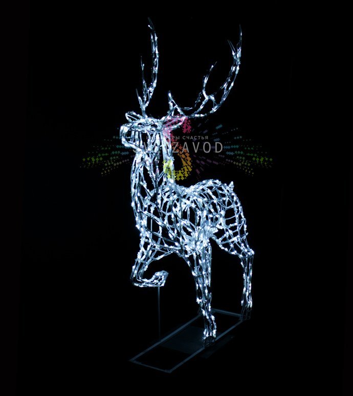 Детальное фото светодиодной фигуры оленя 'Гордый олень' 190х120 см. Видны прочный стальной каркас, расположение 1096 светодиодов, подиум для установки и белое свечение. Фигура установлена на улице. Детальное фото светодиодной фигуры оленя 'Гордый олень' 190х120 см. Видны прочный стальной каркас, расположение 1096 светодиодов, подиум для установки и белое свечение. Фигура установлена на улице.