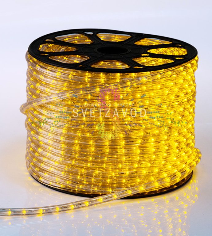 Крупный план гибкого светодиодного дюралайта диаметром 13 мм с желтыми светодиодами внутри прозрачной ПВХ-трубки.