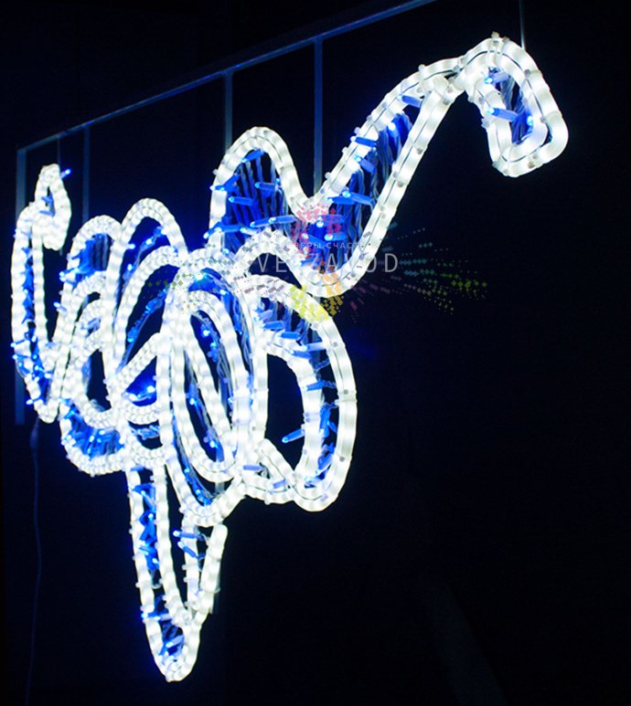 Детальное фото светодиодной консоли Шары на синей ленте на металлическом каркасе, установленной на уличной опоре.