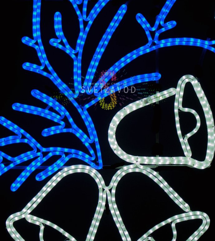 Детальное фото светодиодной консоли Колокольчики на ветке: белые колокольчики и синяя ветка из LED-дюралайта на стальном каркасе, готовой к монтажу на опору.