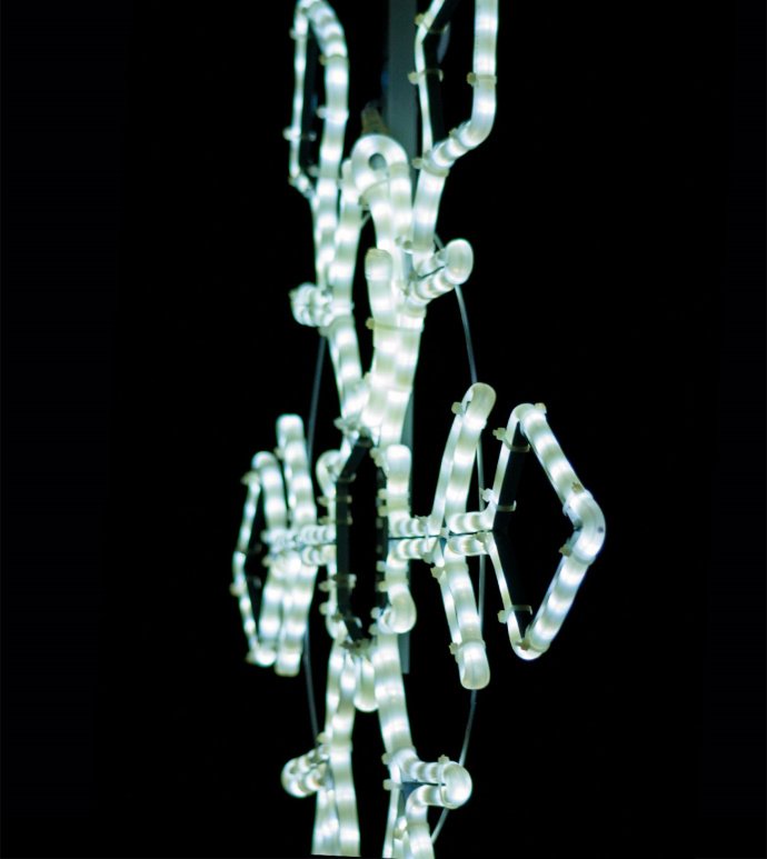 Детальное фото белой светодиодной консоли Снежинка 90 см на металлическом каркасе, готовой к монтажу на уличную опору. Детальное фото белой светодиодной консоли Снежинка 90 см на металлическом каркасе, готовой к монтажу на уличную опору.