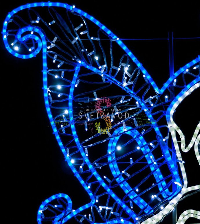 Детальное фото светодиодной композиции "Сказочные феи": две 2D фигуры высотой 200 см с металлическим каркасом, дюралайтом и гирляндами, установленные на улице.