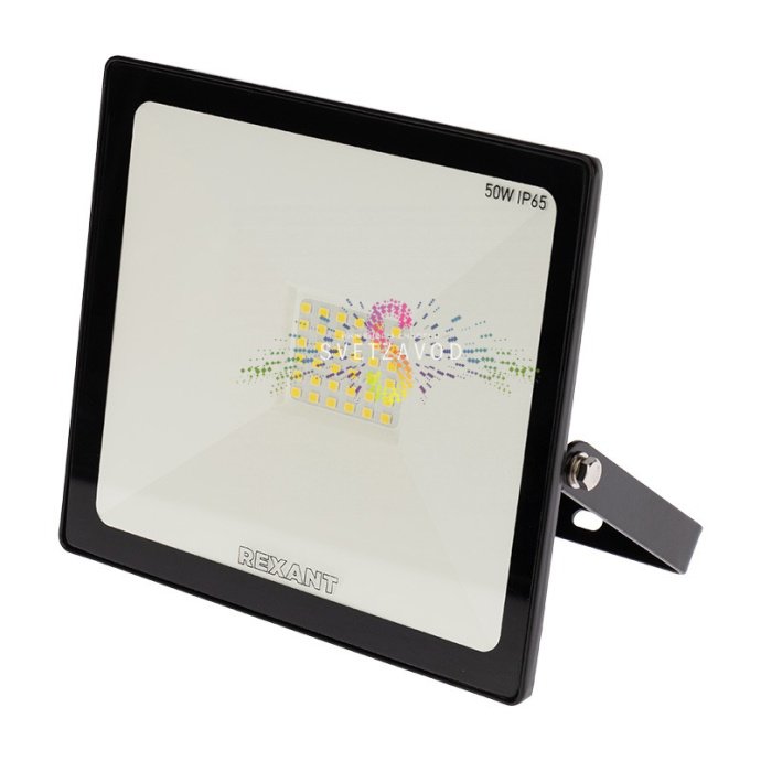 Крупный план черного алюминиевого светодиодного прожектора REXANT 50Вт с холодным белым светом, степень защиты IP65, на поворотном креплении.