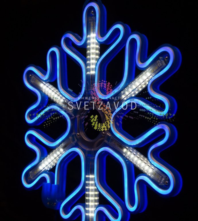 Крупный план синей светодиодной неоновой снежинки размером 40 см с эффектом плавного перелива света, имитирующего тающие сосульки, на упаковке с маркировкой IP65