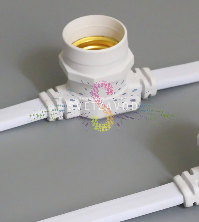 Детальное фото гирлянды Белт лайт 2W, 10м, с патронами E27 через 40 см, белый провод, демонстрируется на улице.