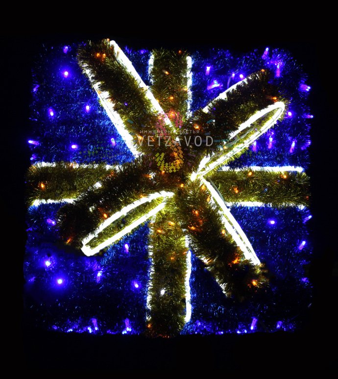 Детальное фото светодиодной фигуры «Подарок»: синий куб с желтым бантом, металлический каркас, гирлянда, стоит на улице.