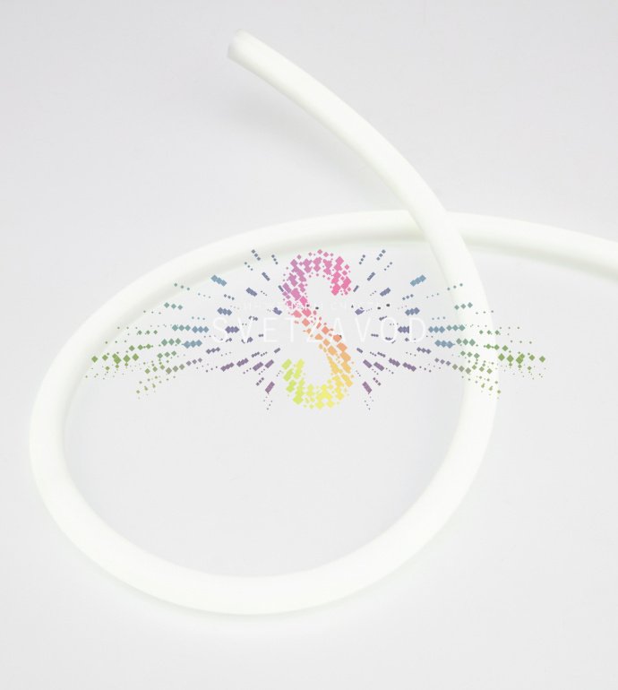 Крупный план круглого гибкого светодиодного неона белого цвета, демонстрирующий гладкую оплетку и равномерное свечение по всей окружности 360 градусов.