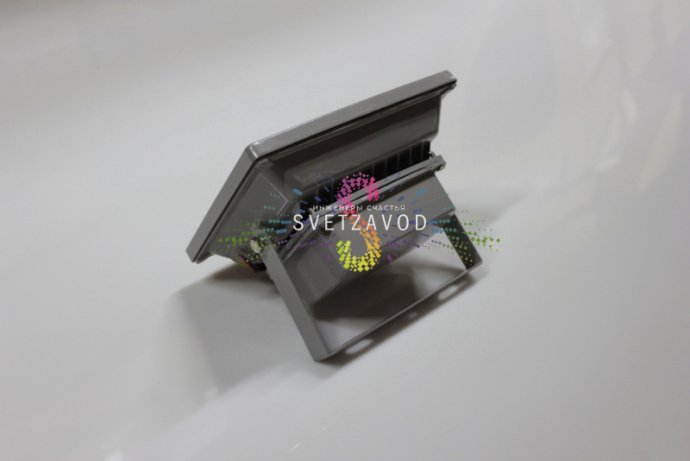 Крупный план синего светодиодного прожектора мощностью 20Вт в сером алюминиевом корпусе с крепежными элементами и прозрачным стеклянным рассеивателем.