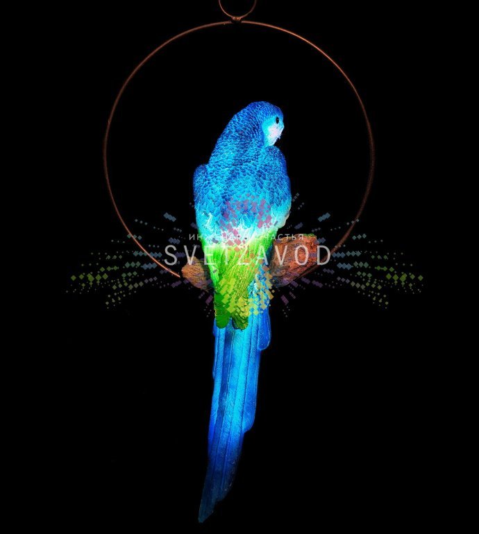 Детальное фото набора светодиодных фигур Попугаев из белого стекловолокна с яркой разноцветной светодиодной подсветкой в вечернем саду.