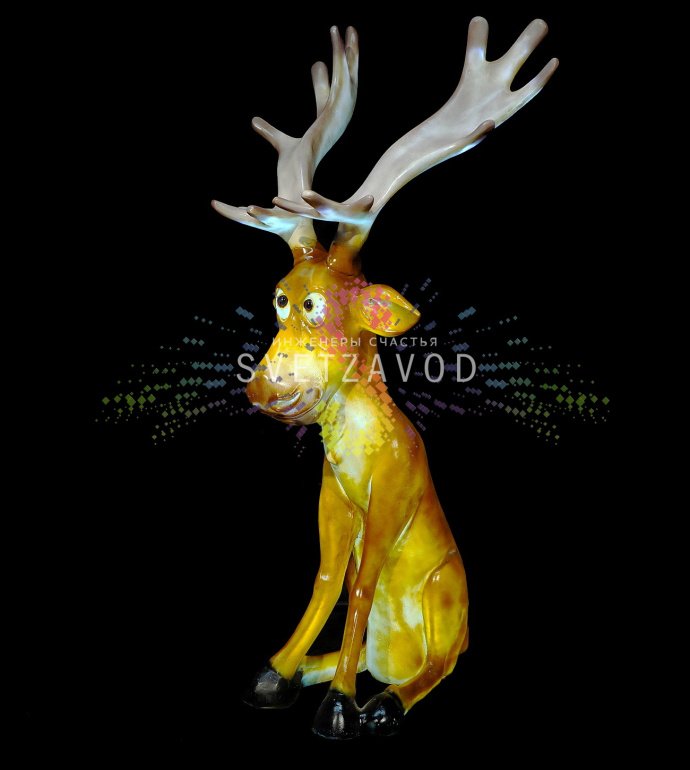 Детальное фото светодиодной фигуры Лося из стекловолокна. Видна фактура материала, внутренняя LED-подсветка и устойчивое основание. Фигура установлена на траве.