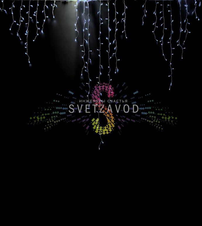 Детальное фото светодиодной бахромы Айсикл Rich Led: горизонтальная шина 2.4 м с вертикальными нитями длиной 1, 1.4 и 2.2 метра, создающими эффект сосулек.