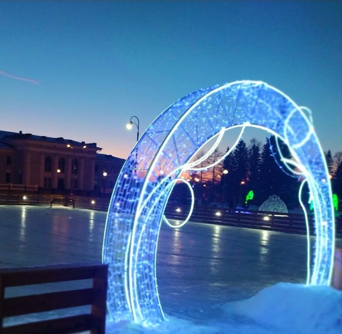 Детальное фото светодиодной арки Русский холод 350х300х35 см, металлический каркас с антикоррозийным покрытием, подключенная к сети.