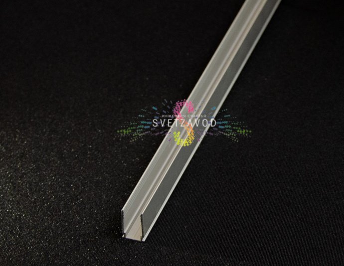 Крупный план алюминиевого профиля Rich Led для гибкого неона 8х16 мм, демонстрирующий П-образную форму, гладкую внутреннюю поверхность и монтажные отверстия.