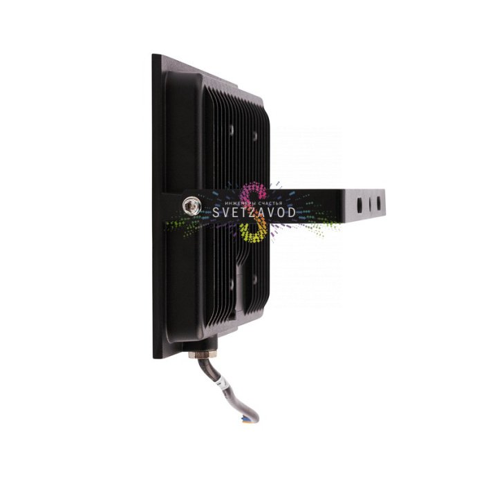 Крупный план светодиодного прожектора REXANT 100Вт в черном алюминиевом корпусе с защитным стеклом, демонстрирующий конструкцию для уличного использования. Крупный план светодиодного прожектора REXANT 100Вт в черном алюминиевом корпусе с защитным стеклом, демонстрирующий конструкцию для уличного использования.