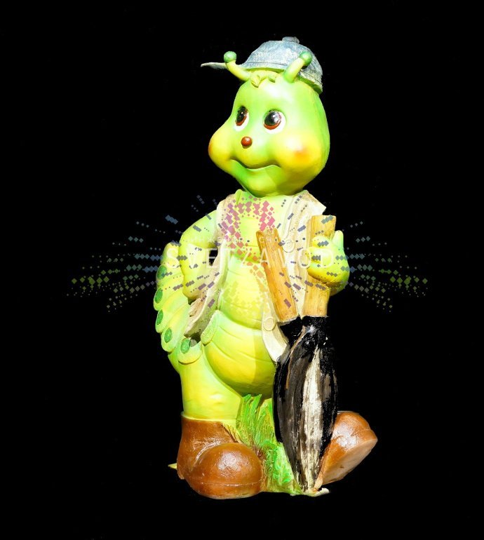 Детальное фото светодиодной фигуры Гусеница с ножницами из стекловолокна, показывающее текстуру материала и равномерную внутреннюю подсветку.