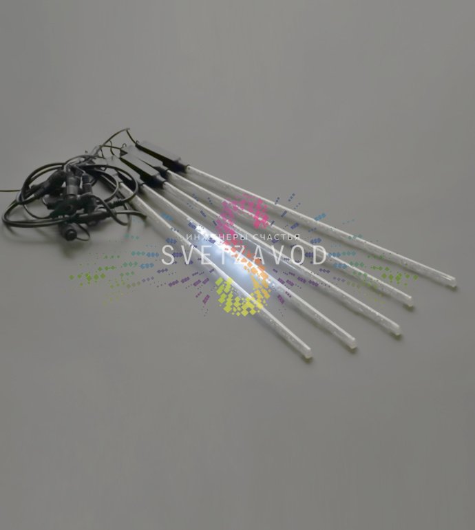 Детальное фото гирлянды Тающие сосульки: 5 пластиковых трубок по 50 см на 2-метровом проводе ПВХ, блок питания 220/12В в комплекте. Детальное фото гирлянды Тающие сосульки: 5 пластиковых трубок по 50 см на 2-метровом проводе ПВХ, блок питания 220/12В в комплекте.