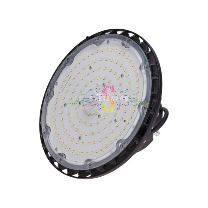 Крупный план светодиодного светильника для высоких пролетов 150Вт с черным алюминиевым корпусом, степенью защиты IP65 и креплением для подвеса