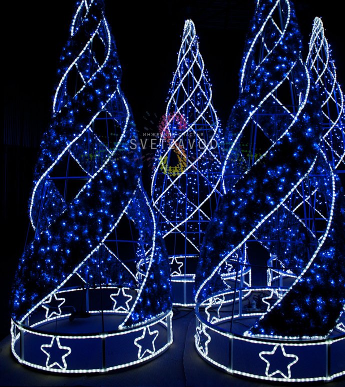 Крупный план светодиодной елки Конус: металлический каркас, синяя виниловая мишура, гирлянда с эффектом мерцания, защита IP65 для улицы.