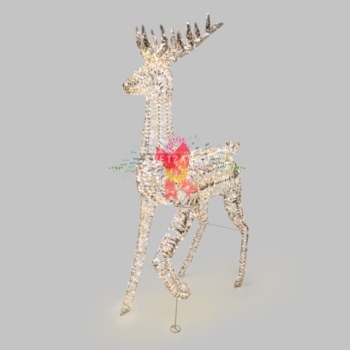 Детальное фото светодиодной каркасной фигуры 3D "Олень" с металлическим каркасом и 1440 светодиодами теплого белого свечения, установленной на улице.