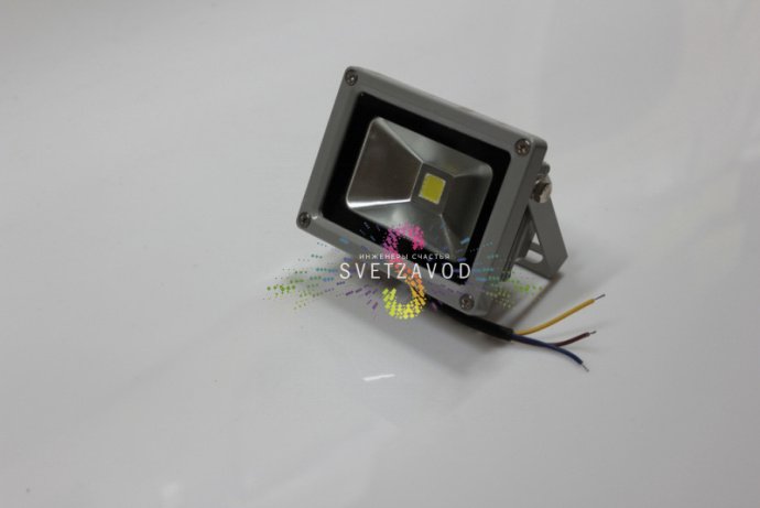 Детальное фото синего светодиодного прожектора 10Вт 220В. Виден металлический серый корпус, поворотный механизм, стеклянный рассеиватель и крепление для накладного монтажа.