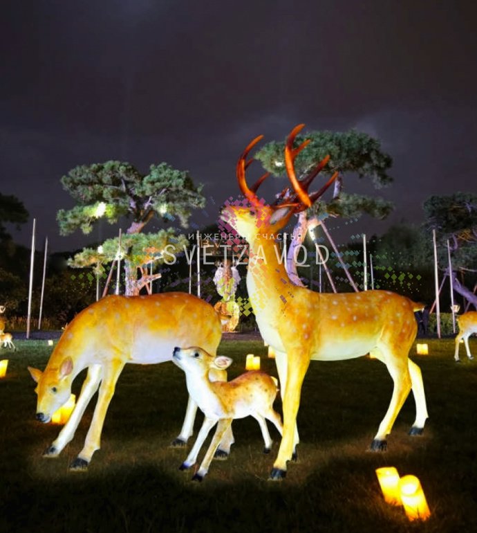 Детальное фото композиции из трех светодиодных фигур оленей из стекловолокна: большой олень (154 см), средний (77 см) и маленький (59 см) с равномерной внутренней подсветкой в вечернее время.